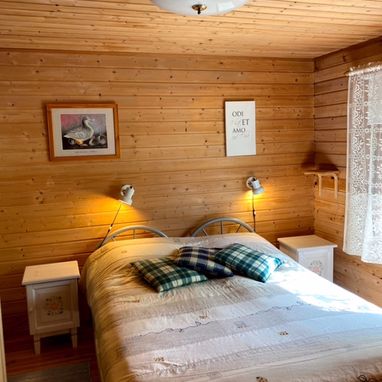 Niemikotkan Ilves -mökissä on yksi ovellinen makuuhuone sekä parvella nukkumistilat kahdelle