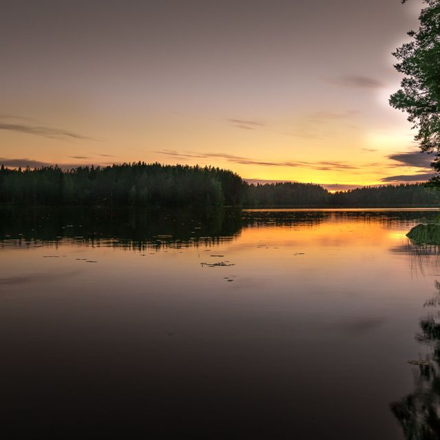 Ilta-auringonlasku kuvattuna Niemikotkan lomamökeillä Kotkajärvellä