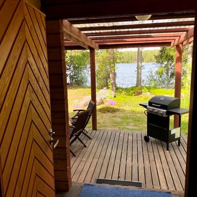 Ilves -mökin saunasta pääsee vilvoittelemaan katetulle terassille järvimaisemaan