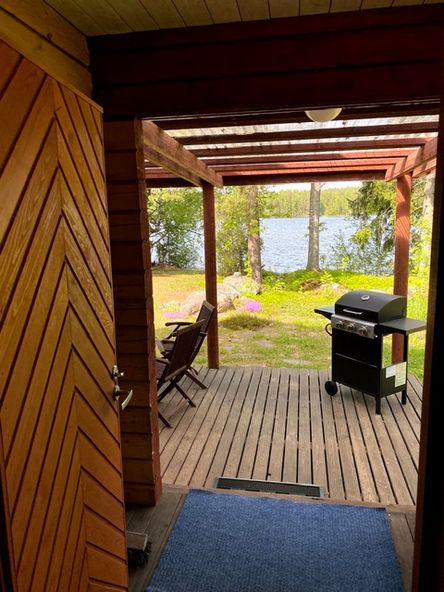 Ilves -mökin saunasta pääsee vilvoittelemaan katetulle terassille järvimaisemaan