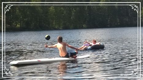 Niemikotkassa Kotkajärvellä voi järvestä nauttia monella tapaa. Jokaiseen vuokramökkiin kuuluu oma soutuvene. 