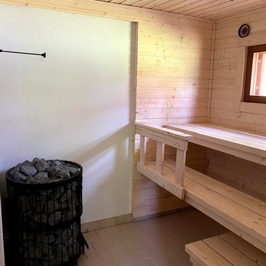 Niemikotkan Ilves -mökin saunassa on puulämmitteinen kiuas ja suihku. Sauna on remontoitu 2021.