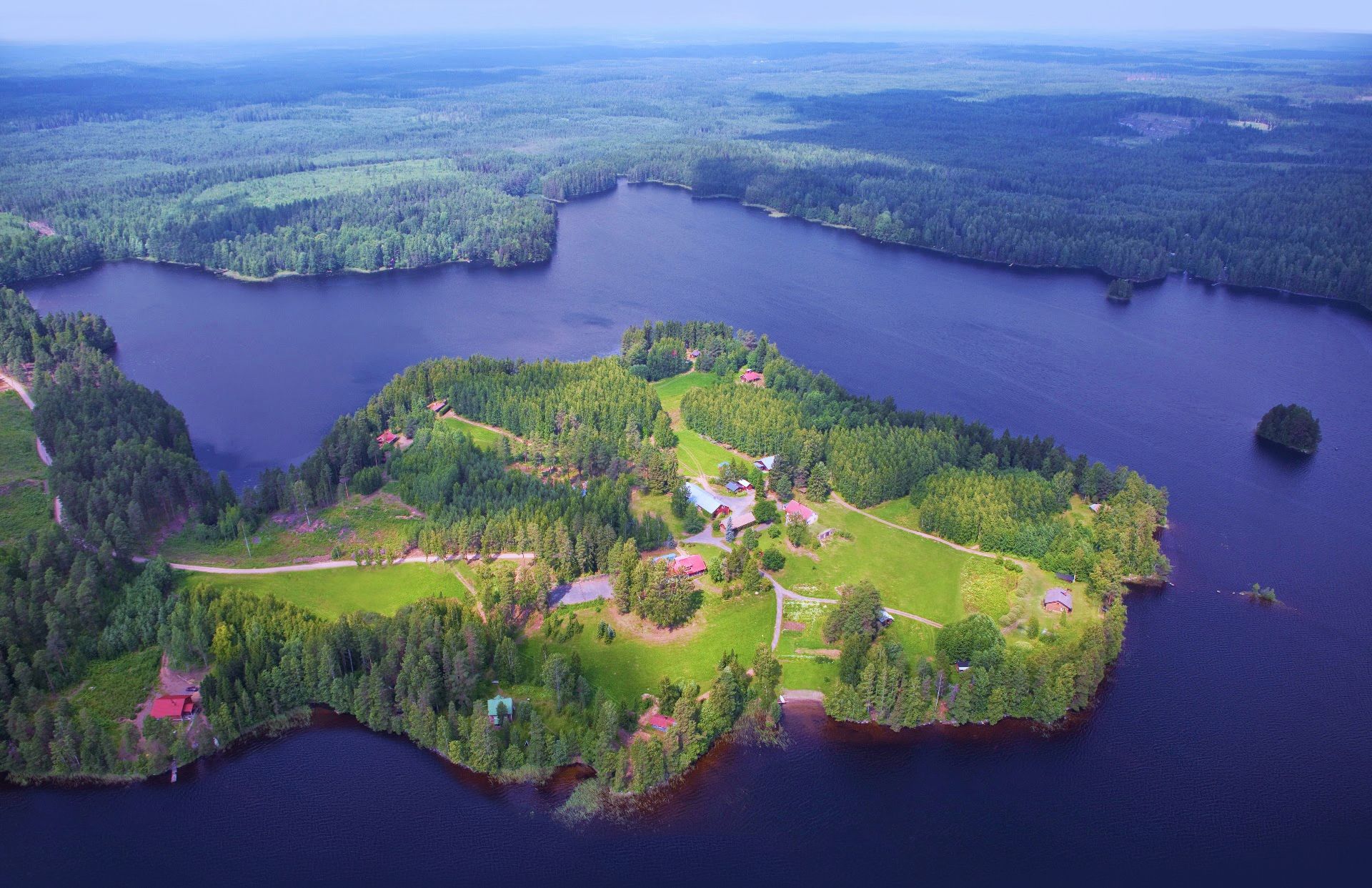 Niemikotkan vuokramökit sijaitsevat niemessä Kotkajärven keskellä Hämeenlinnan Kotkajärvellä Iittalassa